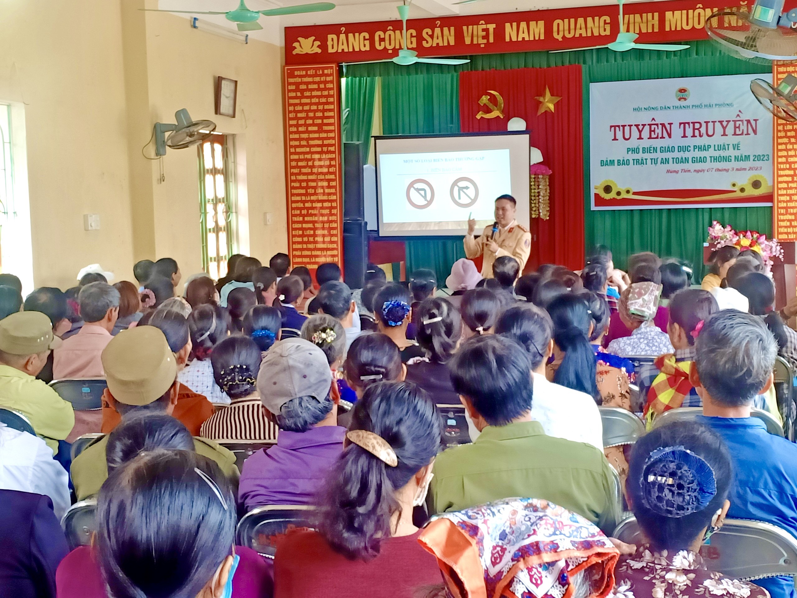 Phối hợp xây dựng mô hình “Nông dân với an toàn giao thông